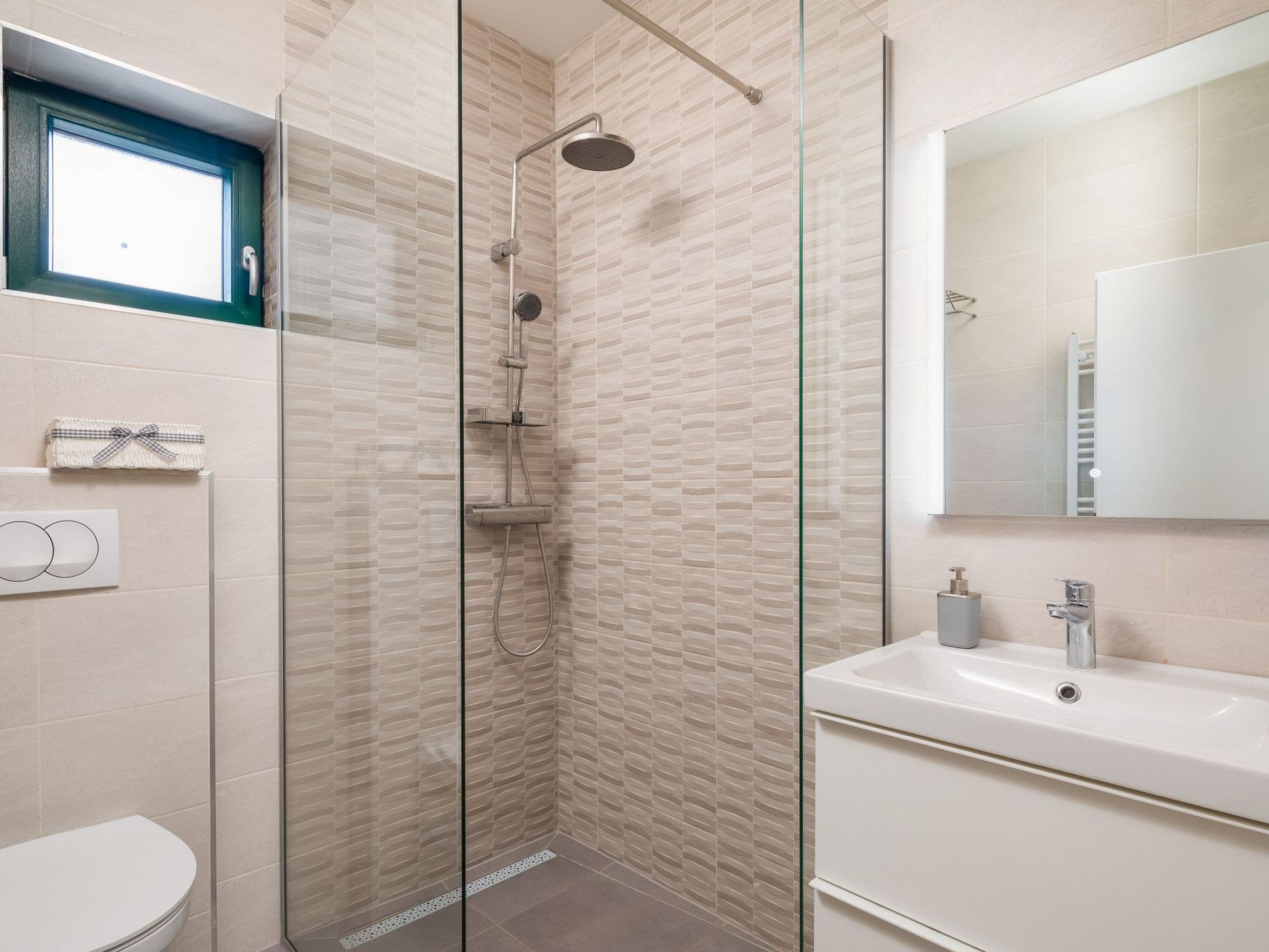 Haus für 11 Personen und 1 Kind in Razvode-Inside