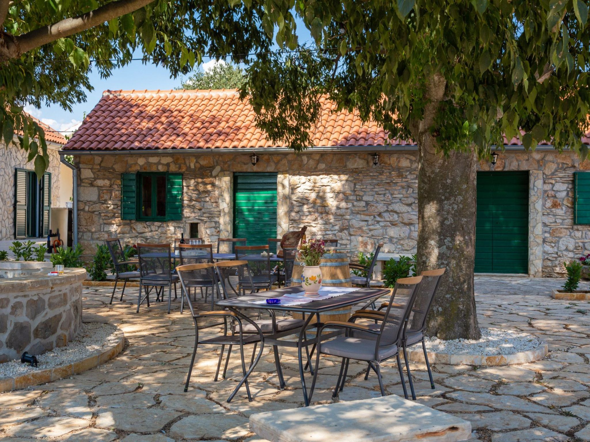 Haus für 11 Personen und 1 Kind in Razvode-Inside