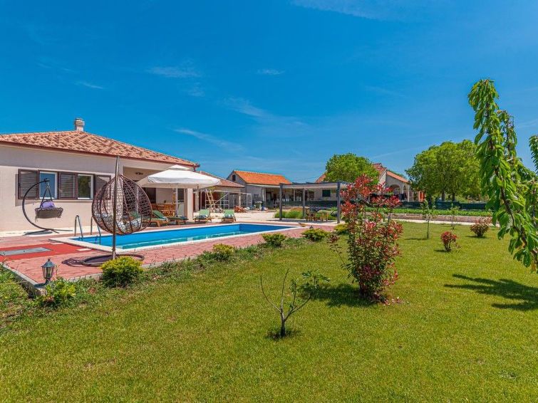 8-persoons vakantiehuis met privézwembad in Drniš in Drniš