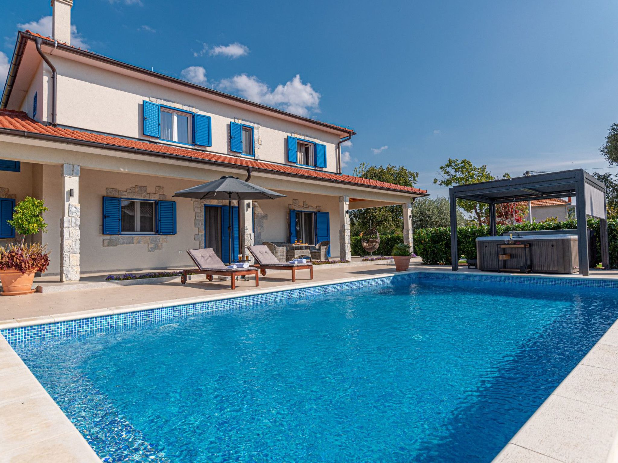 Villa Romansa mit Sauna und Whirlpool in Siritovci-Drinnen