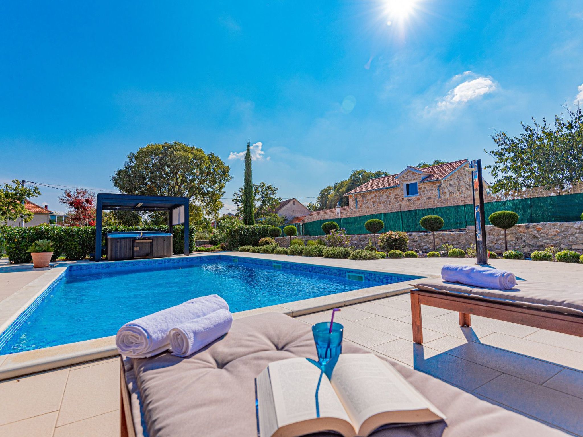 Villa Romansa mit Sauna und Whirlpool in Siritovci-Drinnen