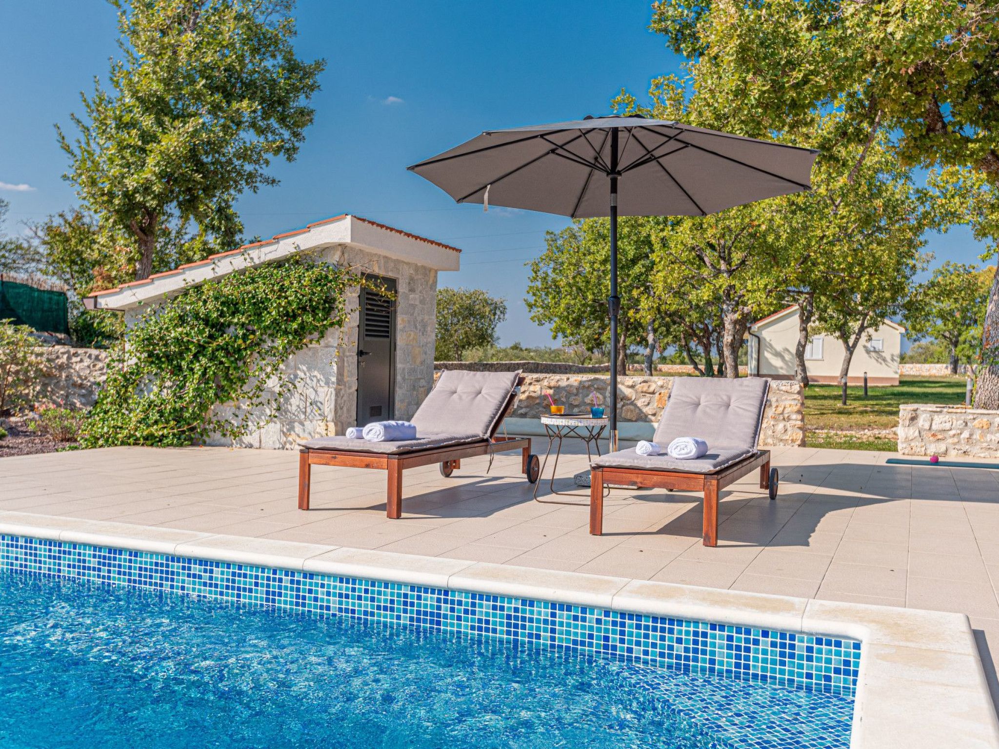 Villa Romansa mit Sauna und Whirlpool in Siritovci-Drinnen