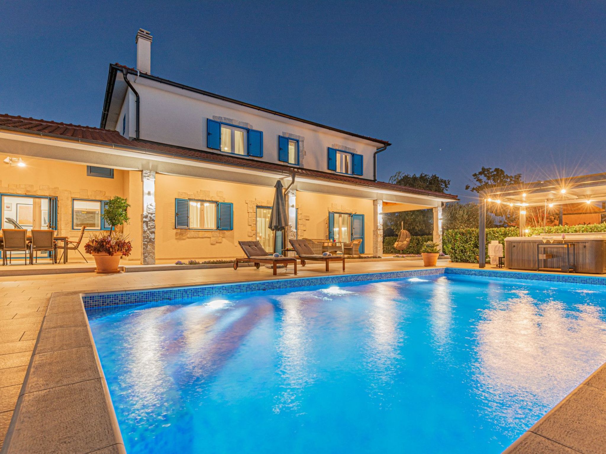 Villa Romansa mit Sauna und Whirlpool in Siritovci-Drinnen