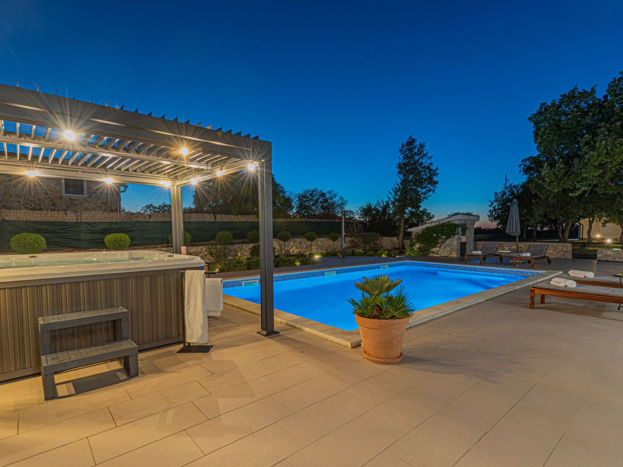 Villa Romansa mit Sauna und Whirlpool in Siritovci-Drinnen