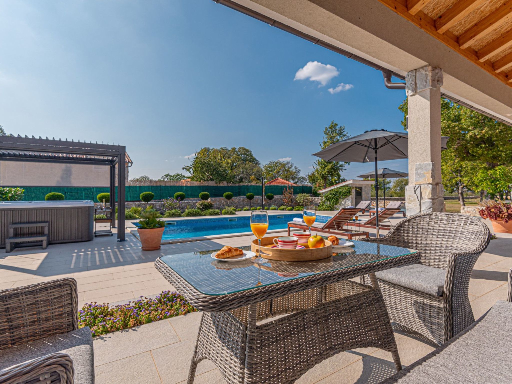 Villa Romansa mit Sauna und Whirlpool in Siritovci-Drinnen