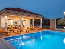 Villa Big Garden: Ruim vrijstaand vakantiehuis met privézwembad voor 7 personen - thumbnail 2