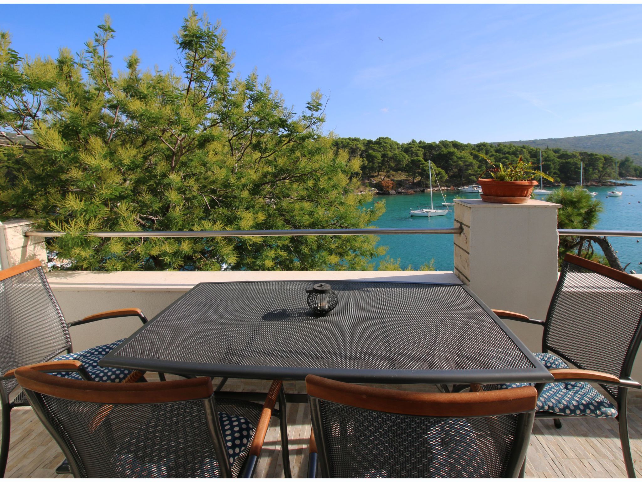 "Mir" mit Blick auf das Wasser — Terrace (2 of 19)