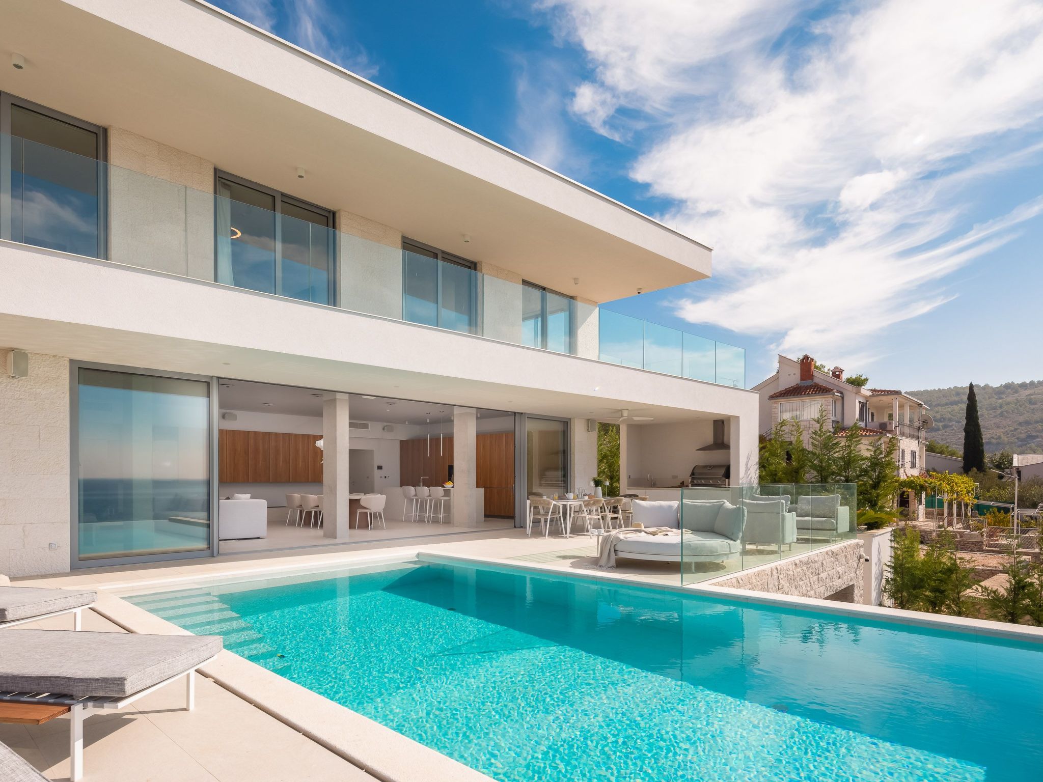 Villa mit Infinity-Pool-Binnen