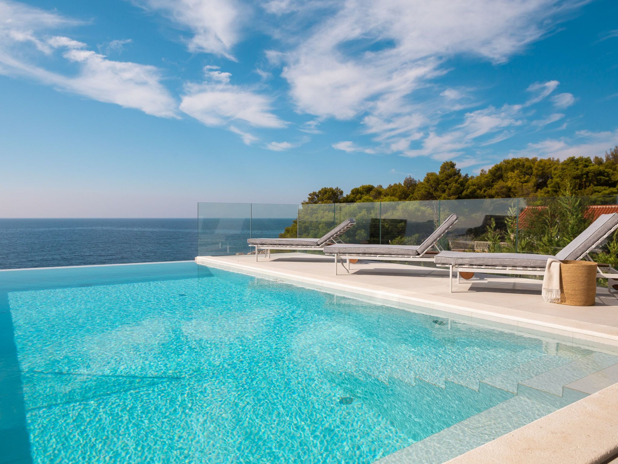 Villa mit Infinity-Pool-Binnen