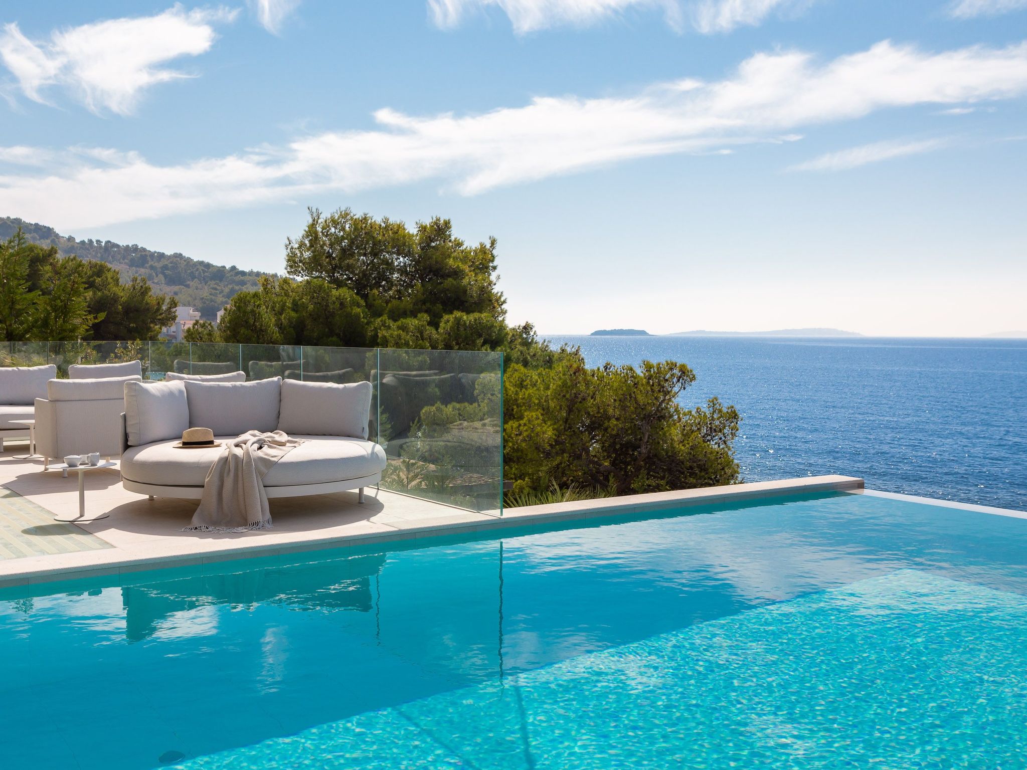 Villa mit Infinity-Pool-Binnen