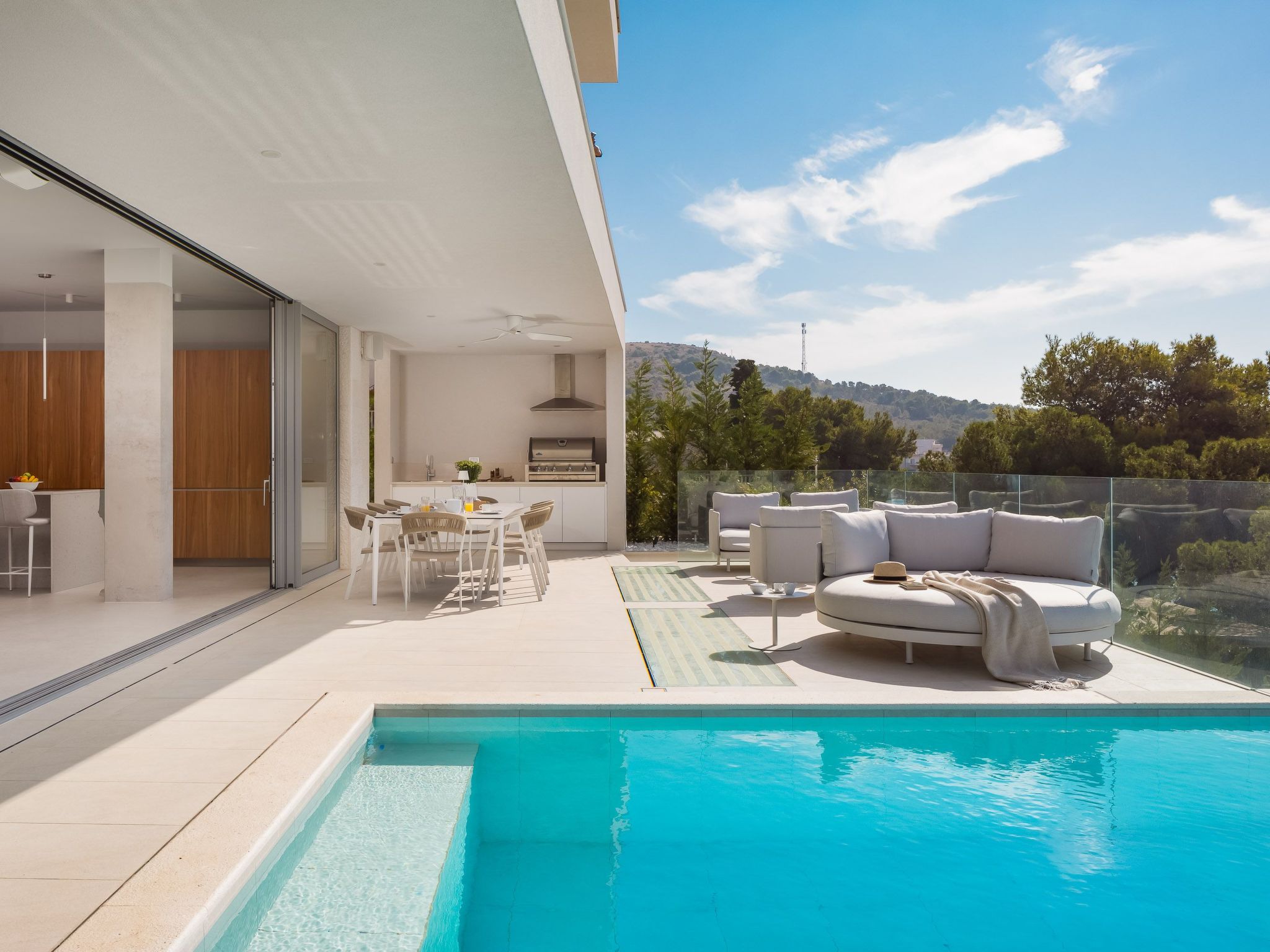 Villa mit Infinity-Pool-Binnen