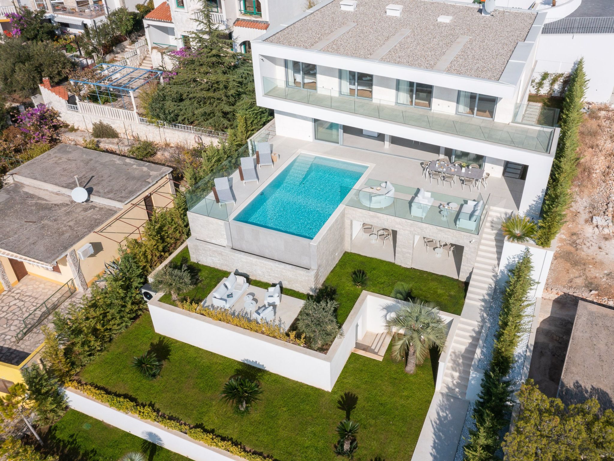 Villa mit Infinity-Pool-Binnen