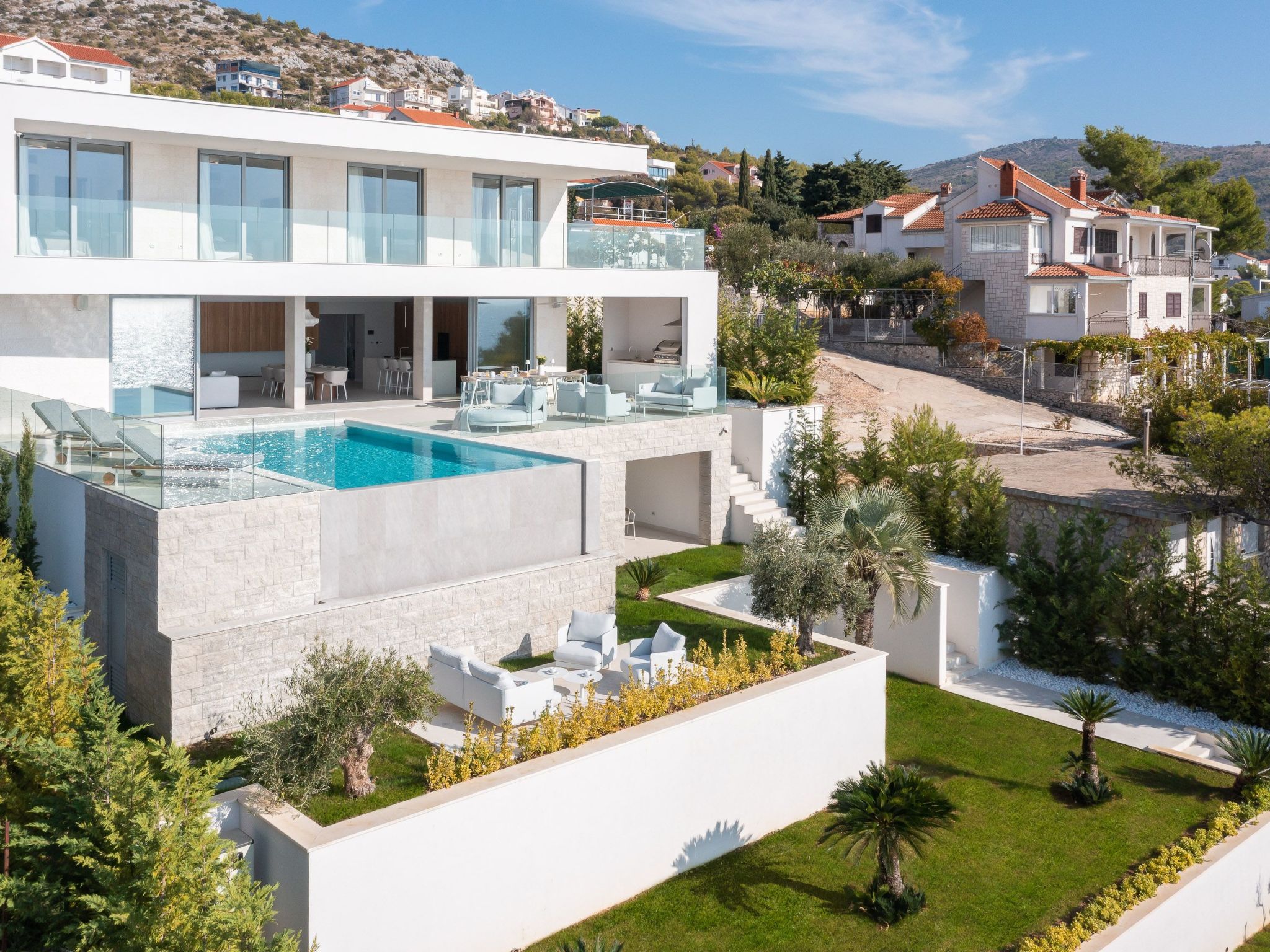 Villa mit Infinity-Pool-Binnen