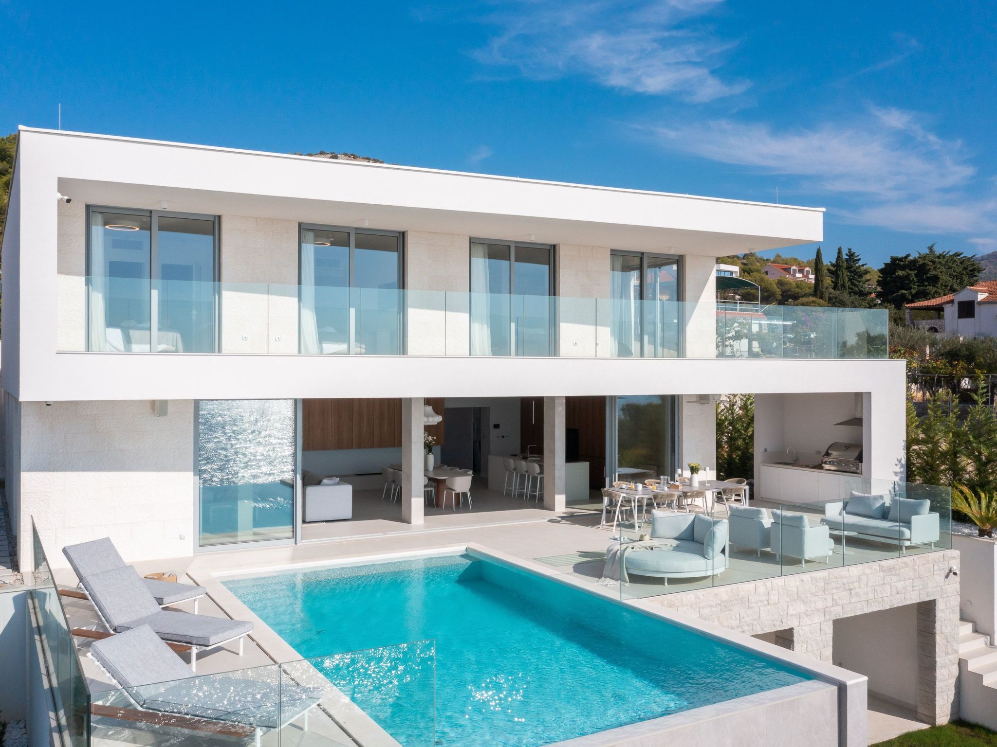 Villa mit Infinity-Pool-Binnen