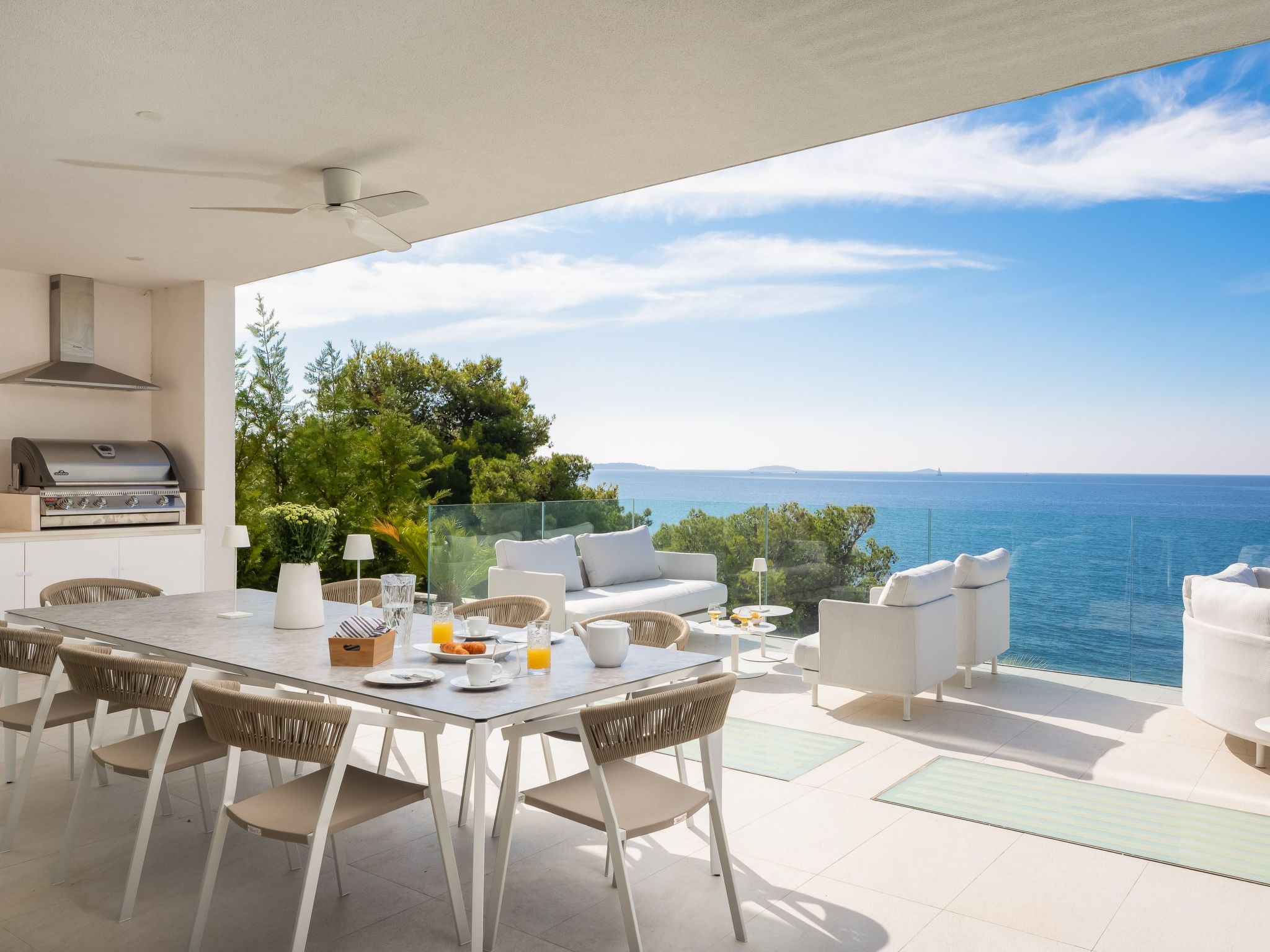 Villa mit Infinity-Pool-Binnen