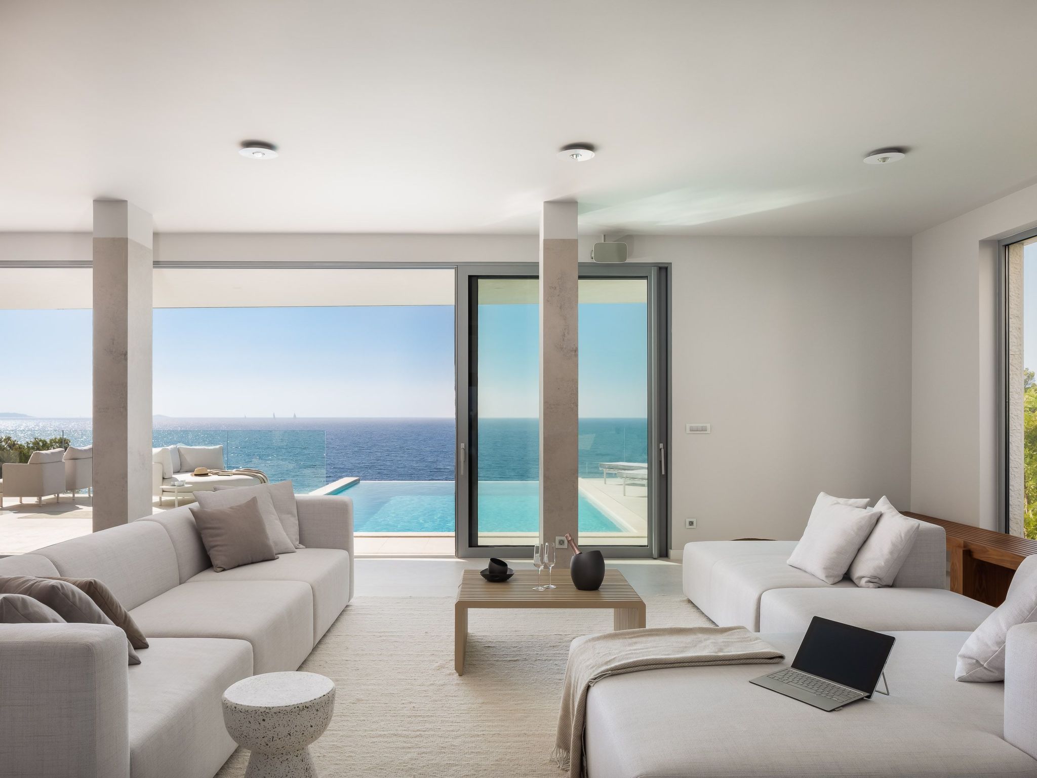 Villa mit Infinity-Pool-Binnen