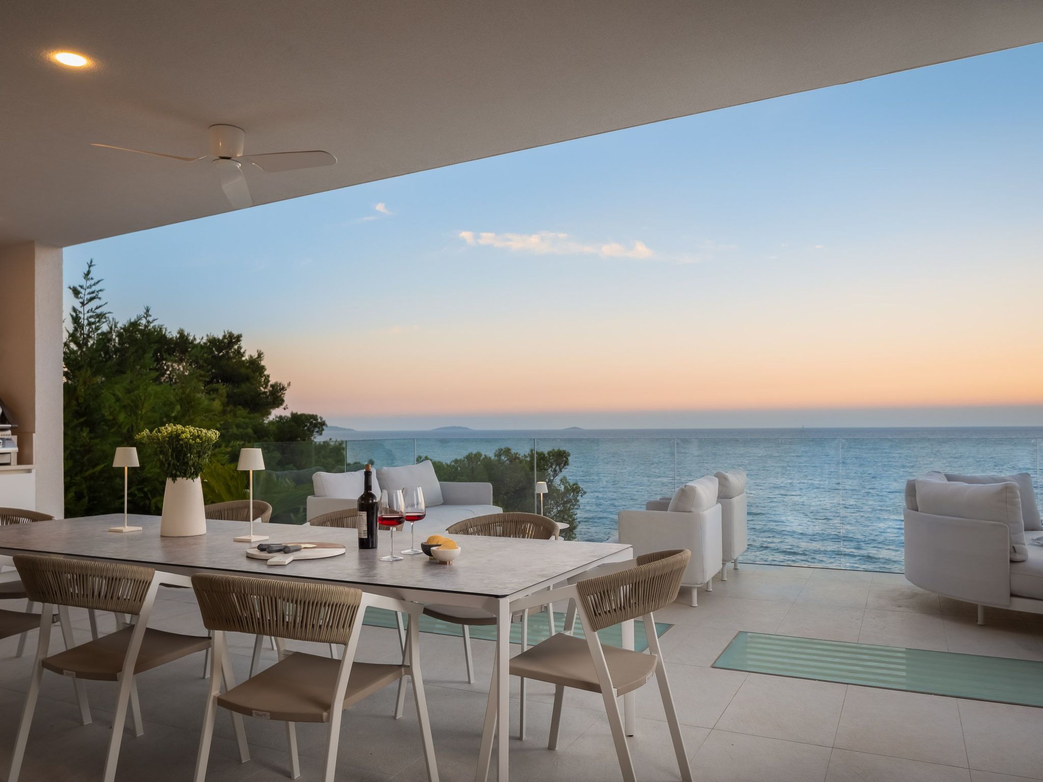 Villa mit Infinity-Pool-Binnen