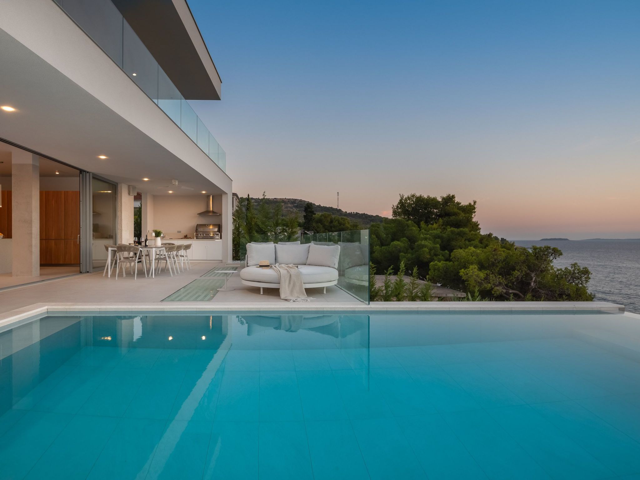 Villa mit Infinity-Pool-Binnen