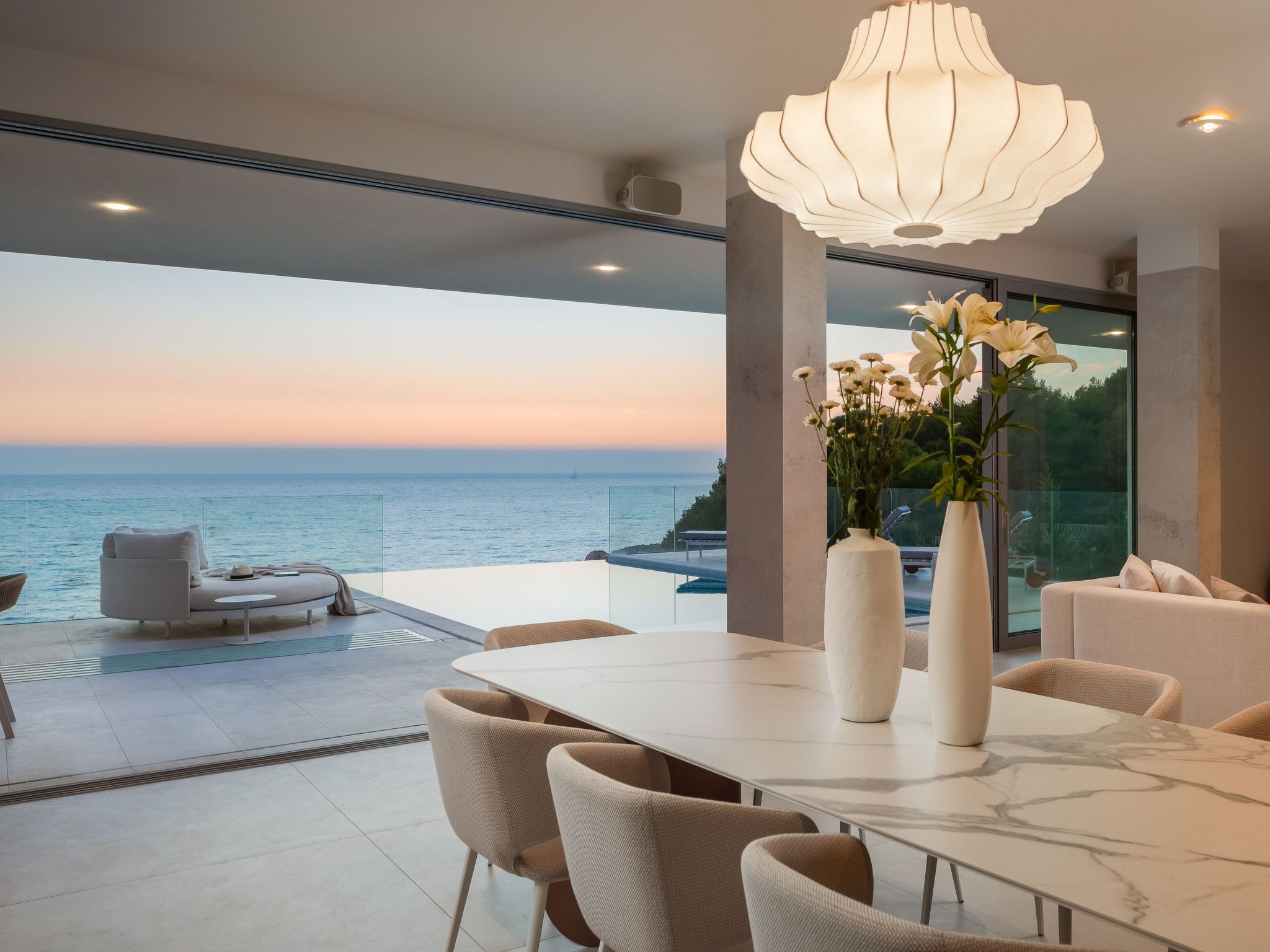 Villa mit Infinity-Pool-Binnen