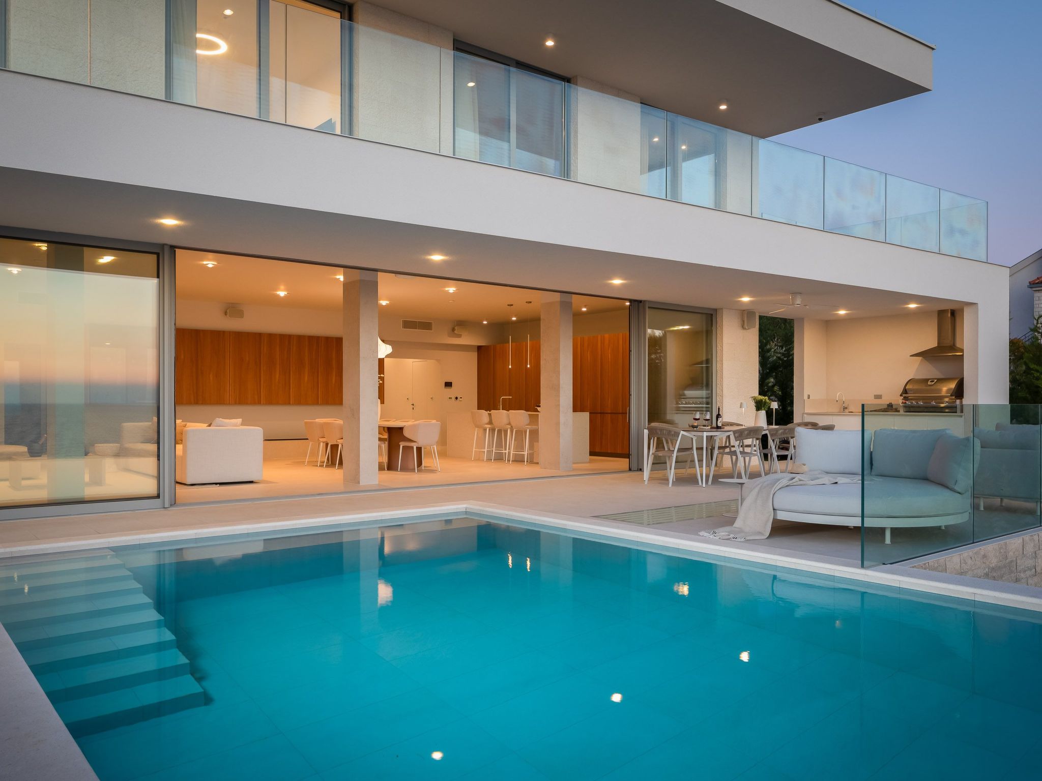 Villa mit Infinity-Pool-Binnen