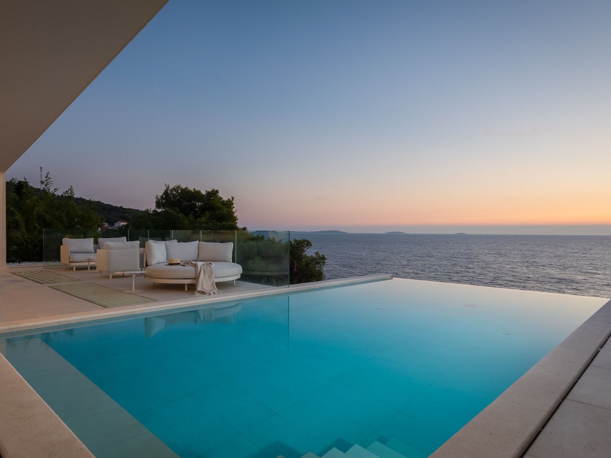Villa mit Infinity-Pool-Binnen