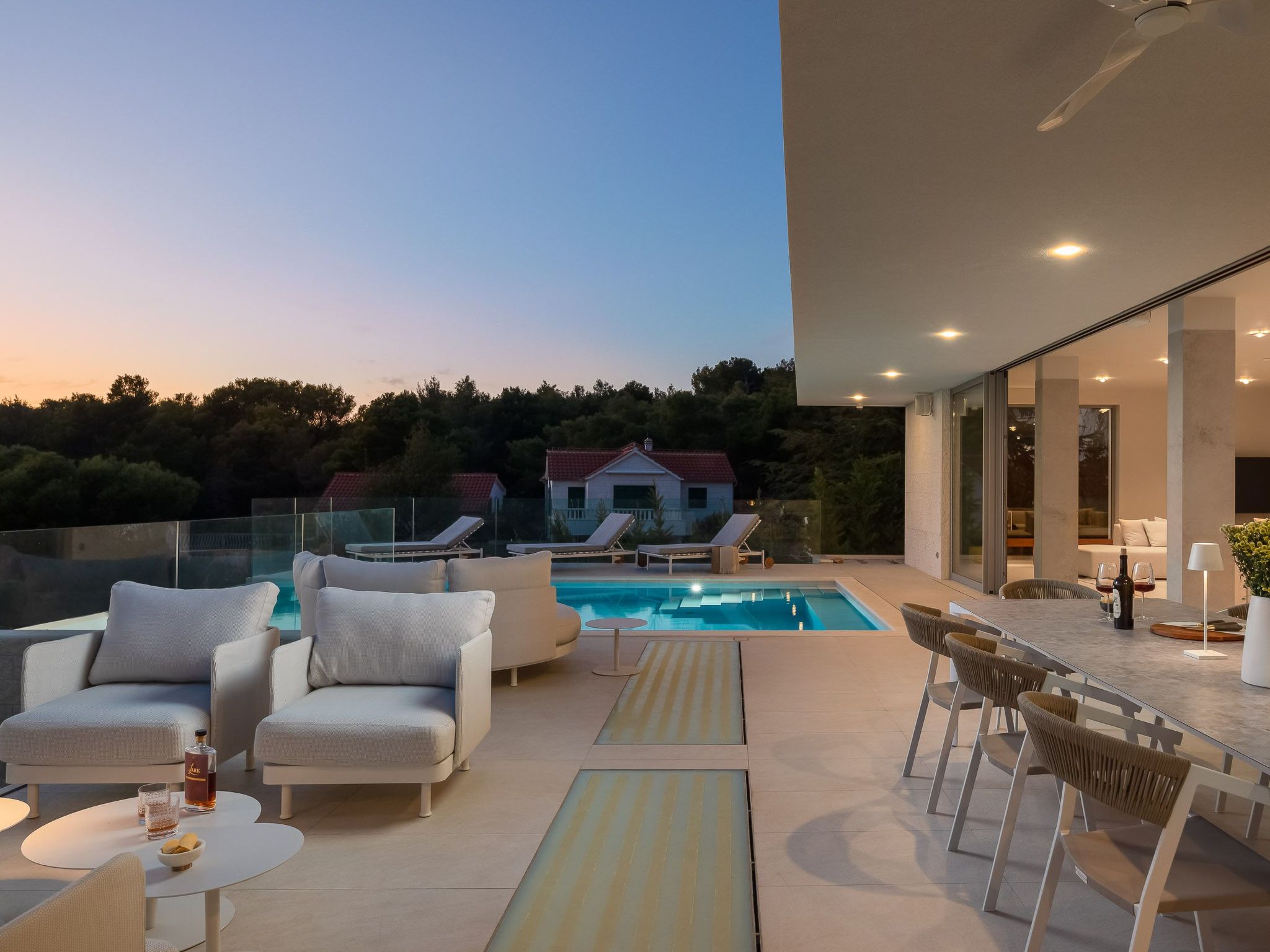 Villa mit Infinity-Pool-Binnen