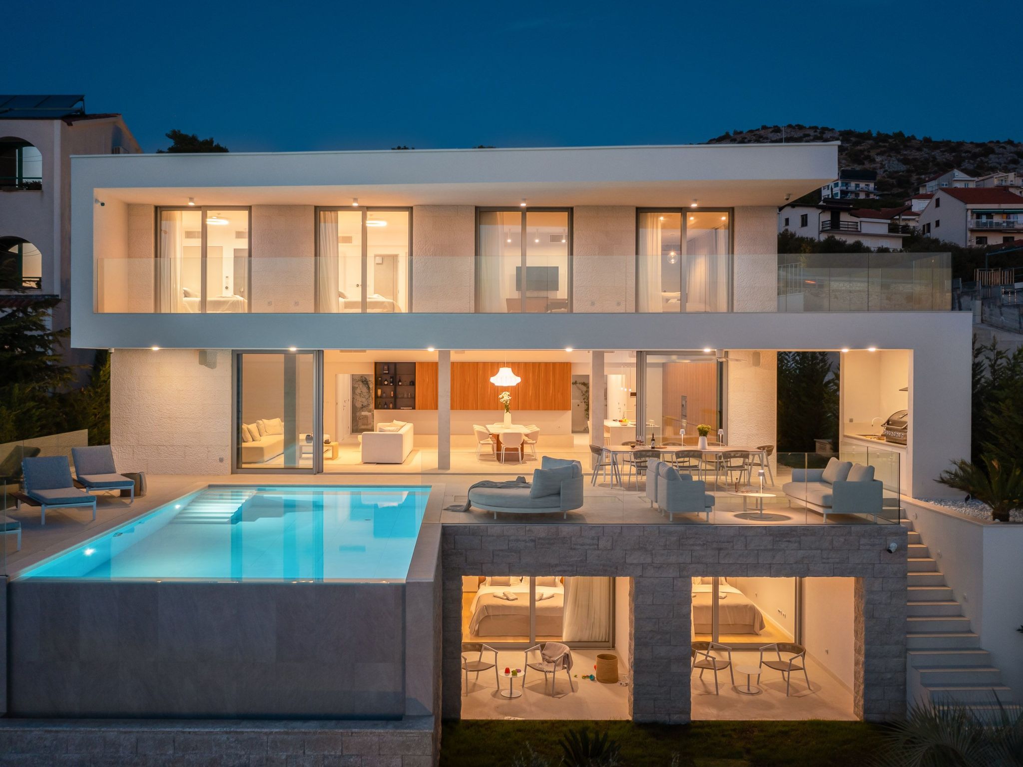 Villa mit Infinity-Pool-Binnen