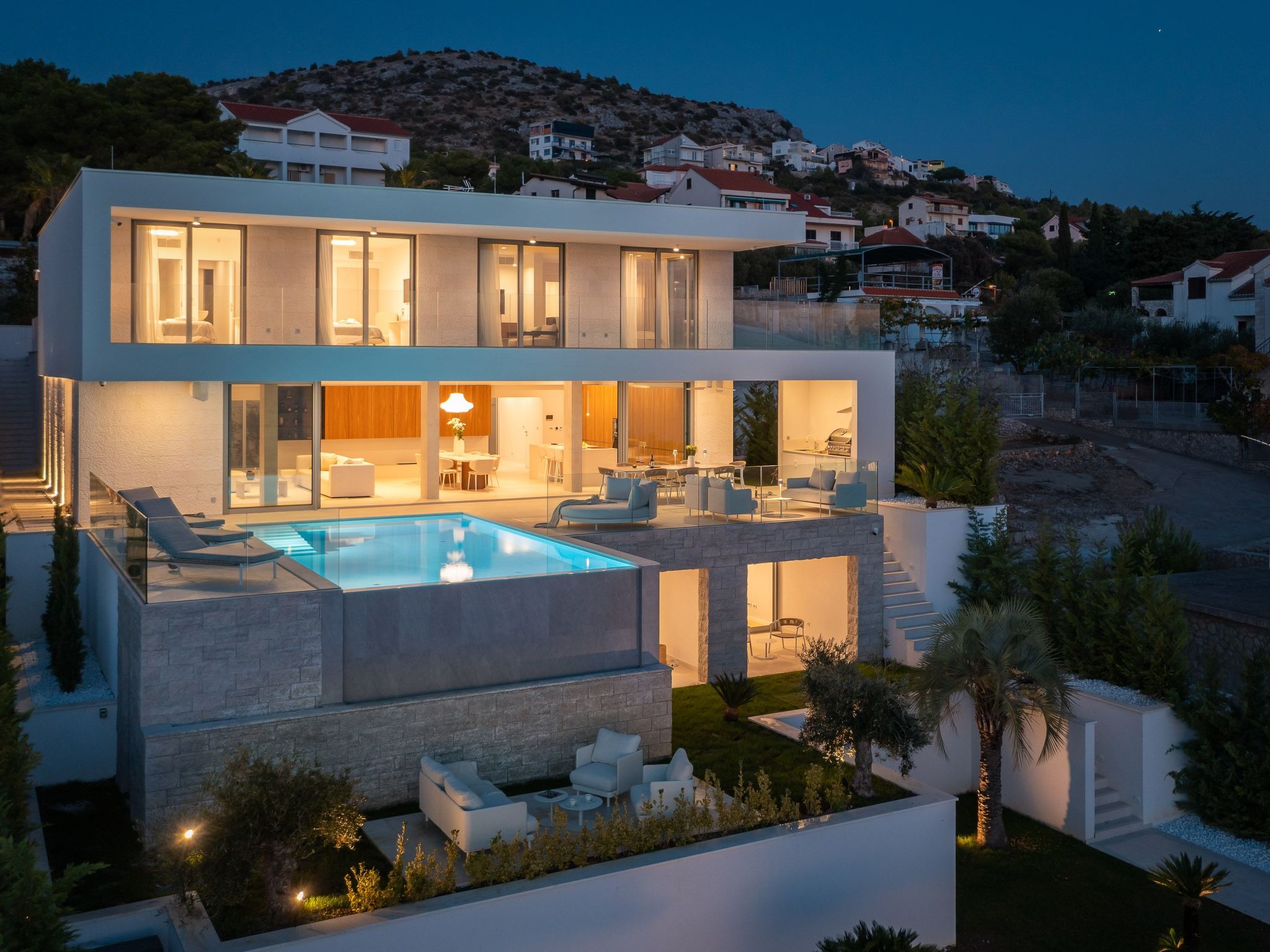 Villa mit Infinity-Pool-Binnen