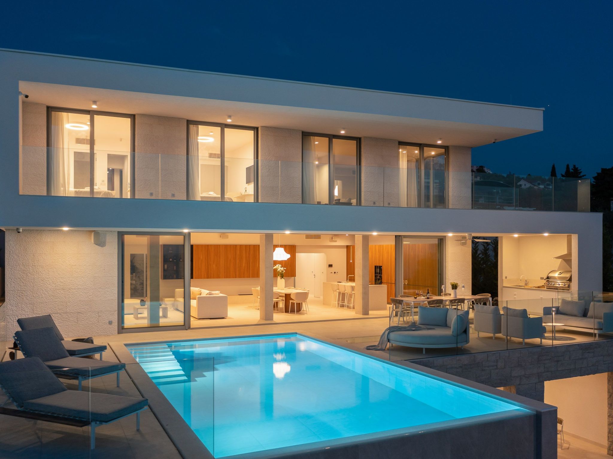 Villa mit Infinity-Pool-Binnen