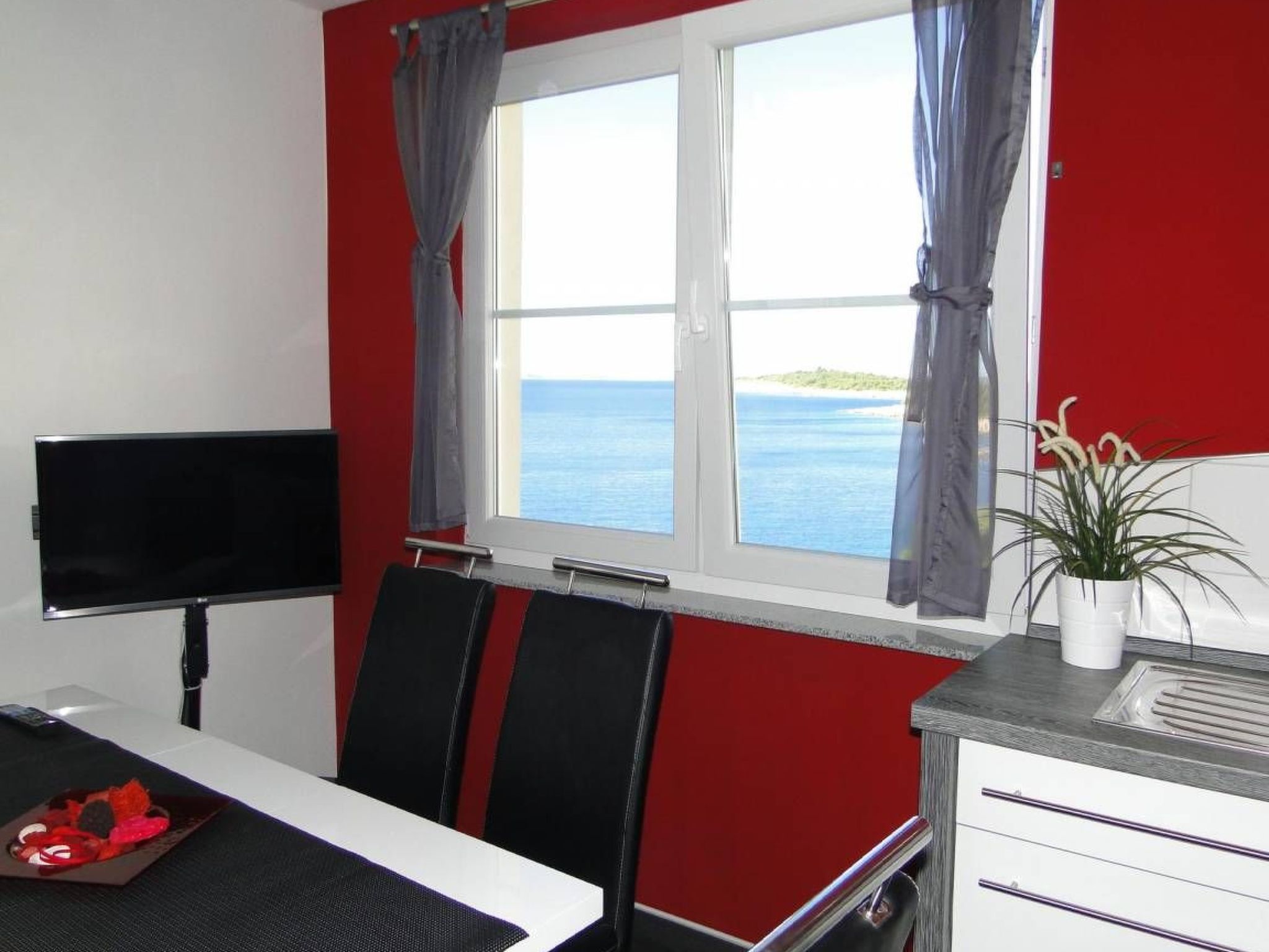 "Perla 3" mit Blick auf das Wasser