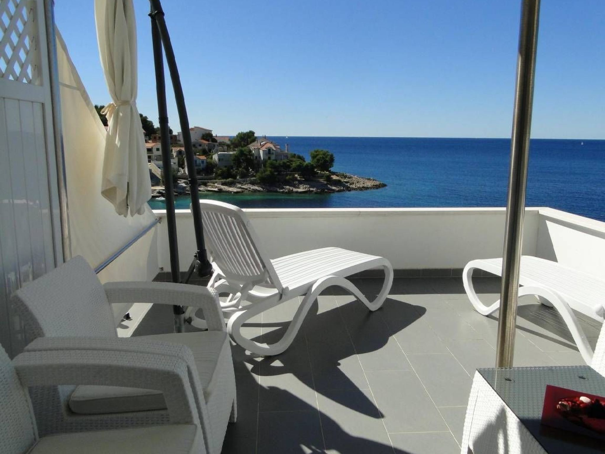 "Perla 3" mit Blick auf das Wasser-Image-tags.info