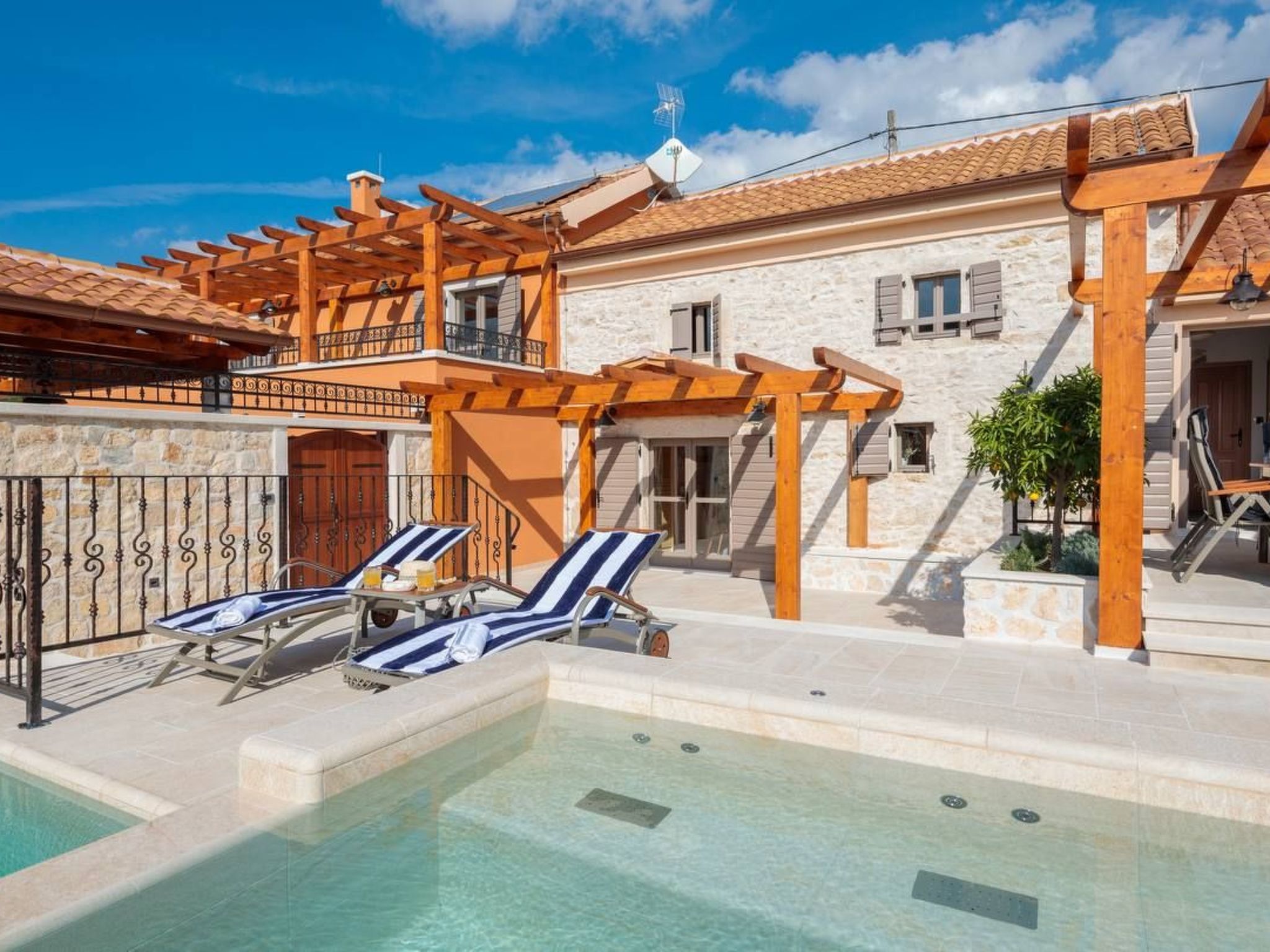 Villa Josipovi Dvori-Binnen