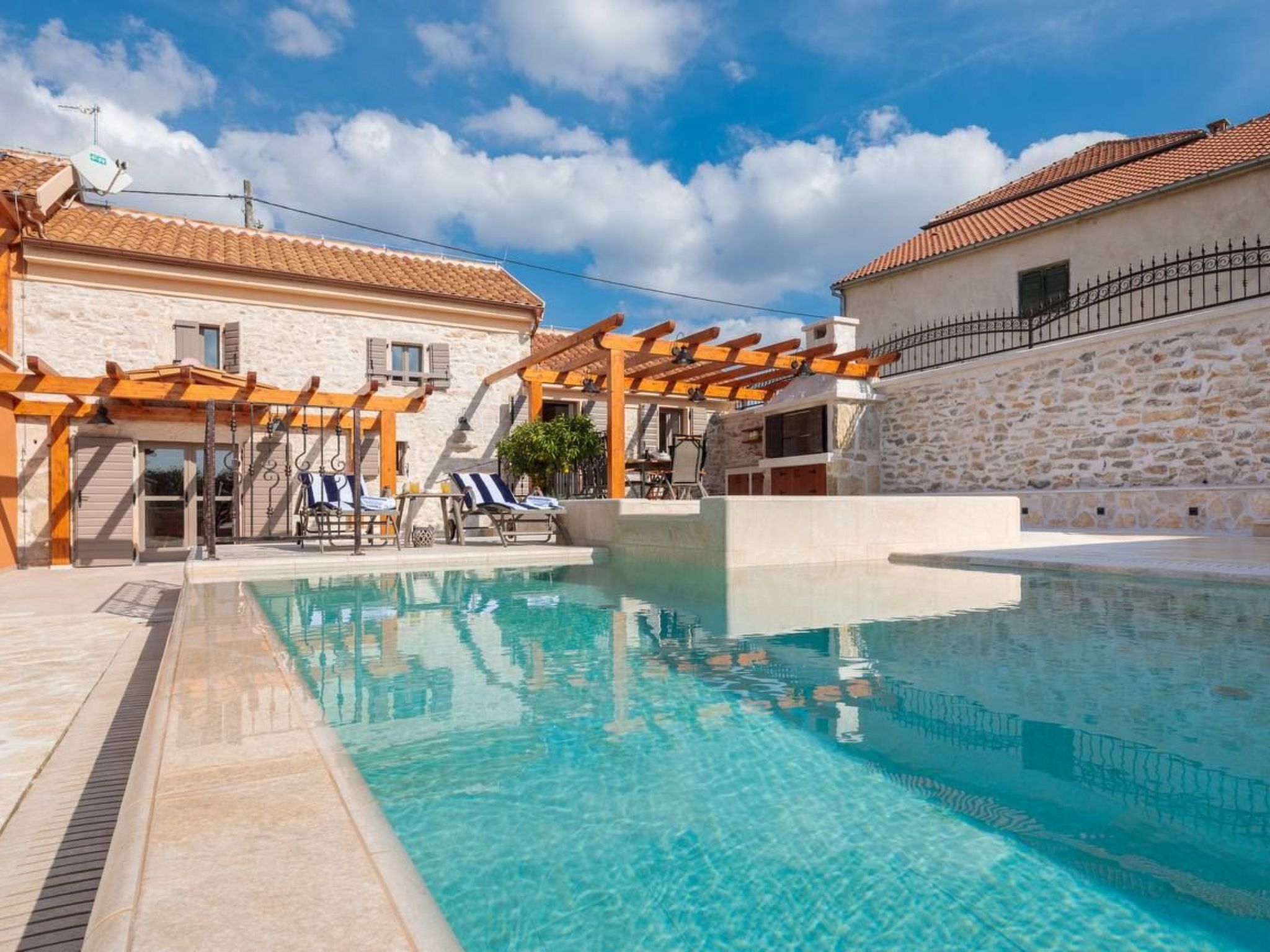 Villa Josipovi Dvori-Binnen