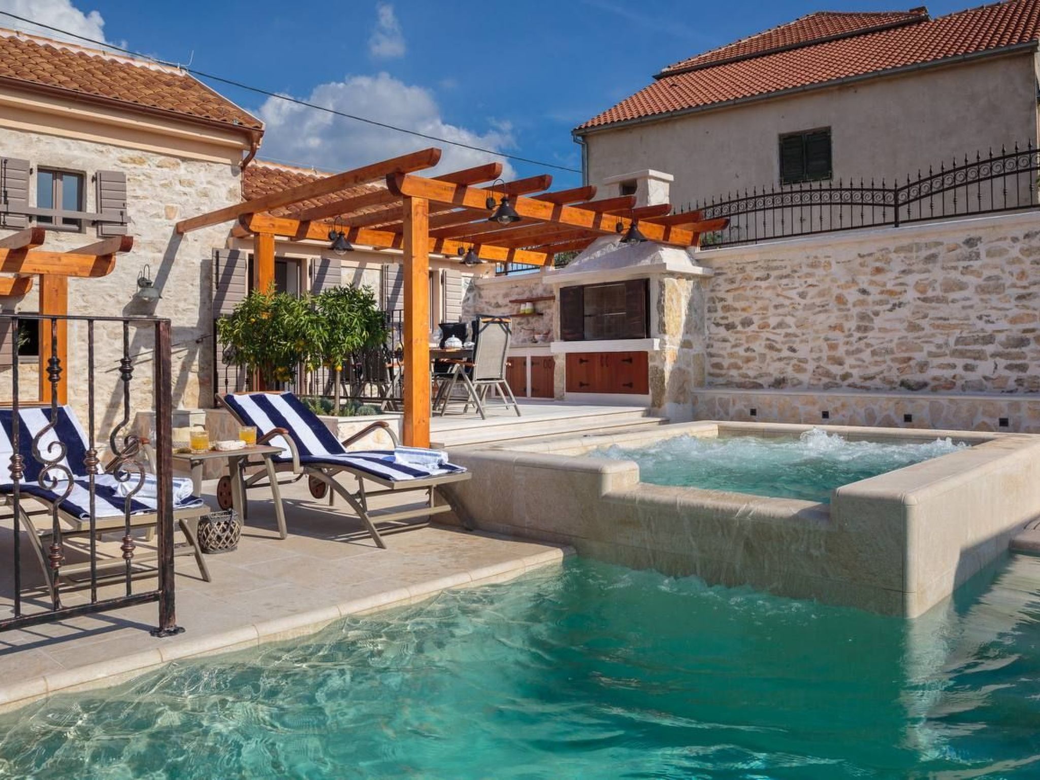 Villa Josipovi Dvori-Binnen