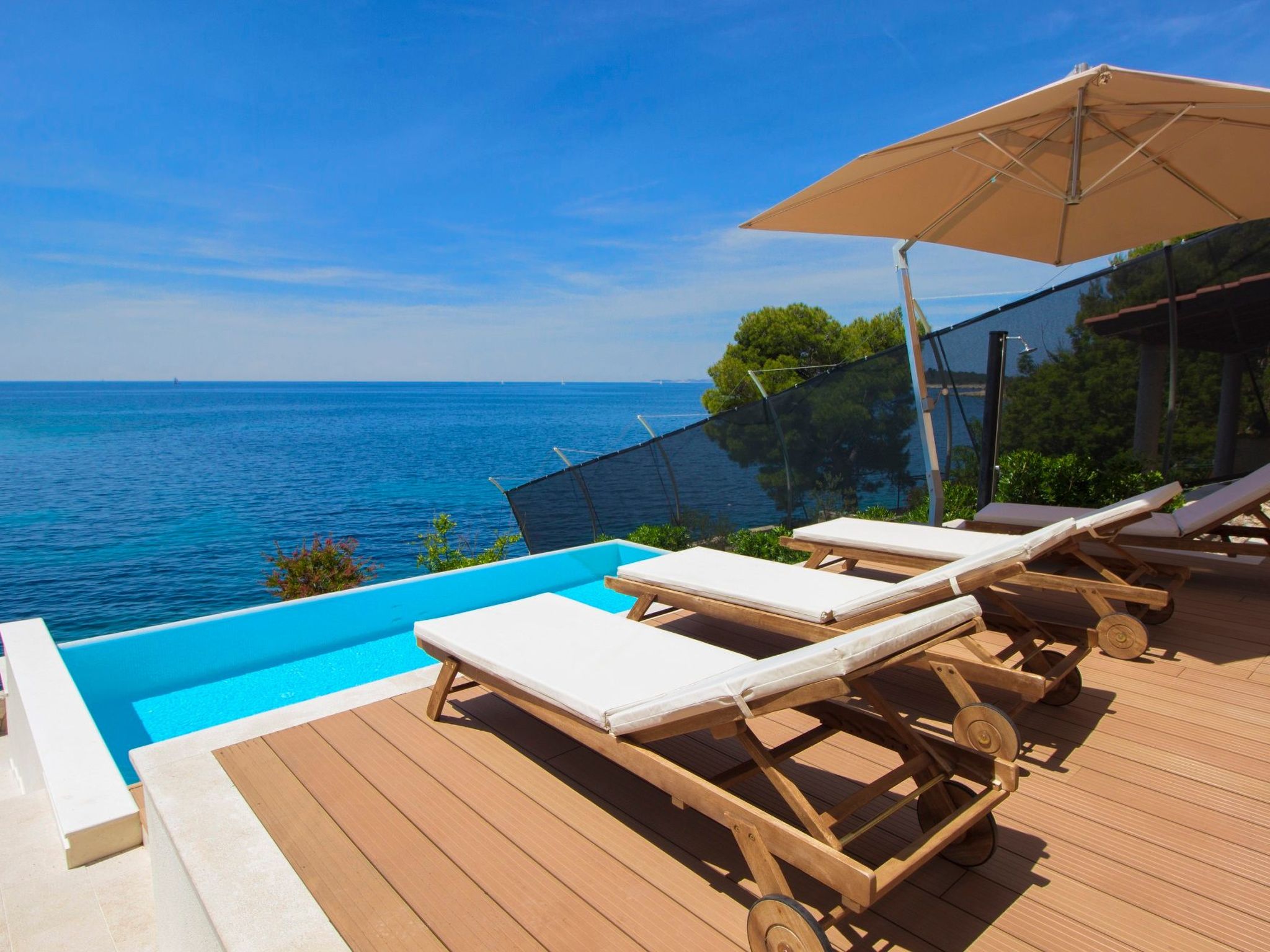 Nestled directly at the seafront, this detached holiday house provides a spellbinding retreat for up to 12 guests in Primošten, Dalmatia. With its tranquil location and unobstructed views over gliste..