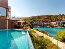 Villa Calendula: Luxe vrijstaande villa aan zee in Primošten met privé verwarmd zwembad - thumbnail 1
