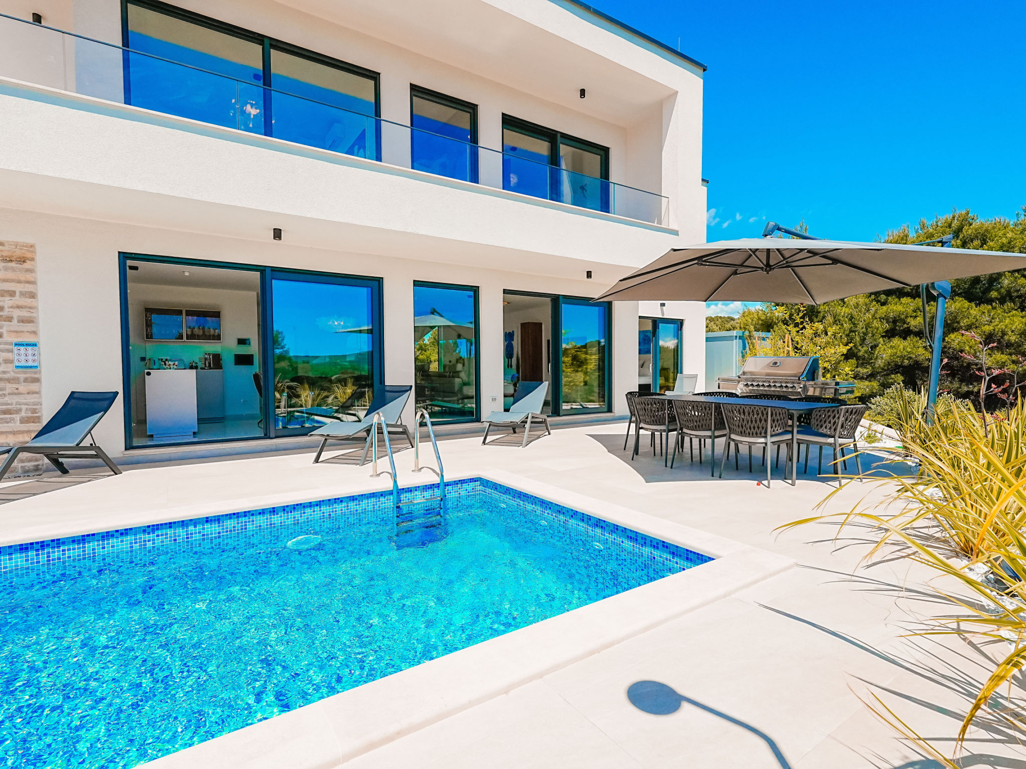 De villa in Primošten heeft 4 slaapkamer(s) en is geschikt voor families en groepen tot 9 personen (max. 8 volwassenen). 
Deze smaakvol gemeubileerde woning is recent gebouwd,   De accommodatie heeft..