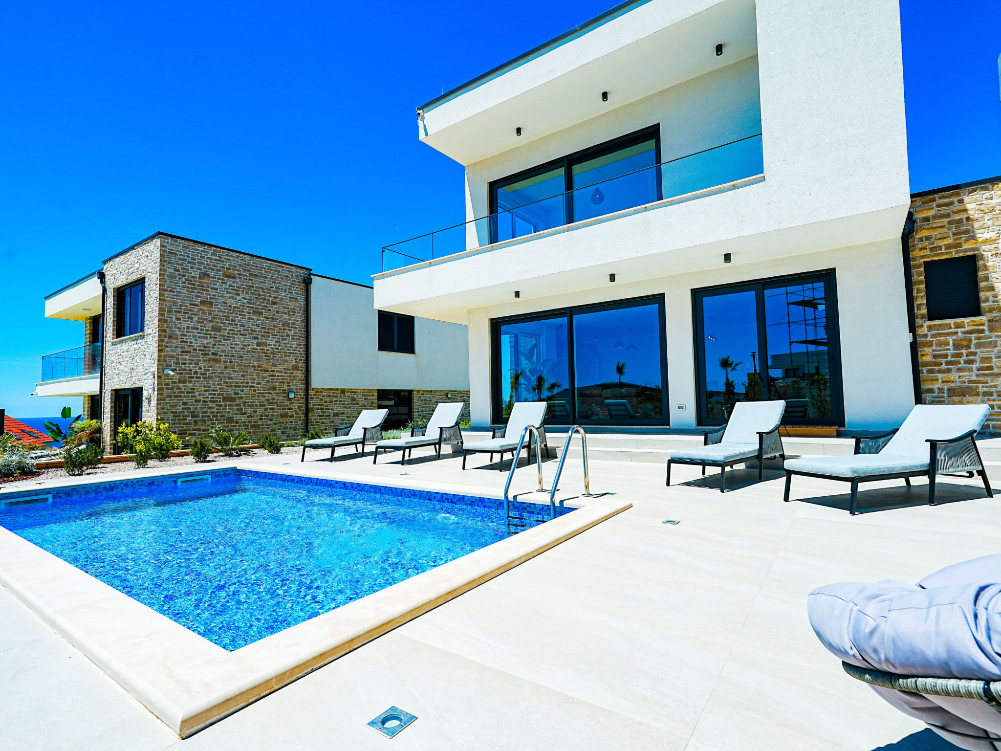 De villa in Primošten heeft 4 slaapkamer(s) en is geschikt voor families en groepen tot 9 personen (max. 8 volwassenen). 
 De accommodatie heeft een oppervlakte van 229 m²,  en Uitzicht op zee en de..