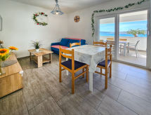 Appartement Miline: Vakantie aan Zee in Centrum Rogoznica - thumbnail 4