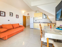 Aan zee gelegen appartement in het centrum van Rogoznica - thumbnail 3