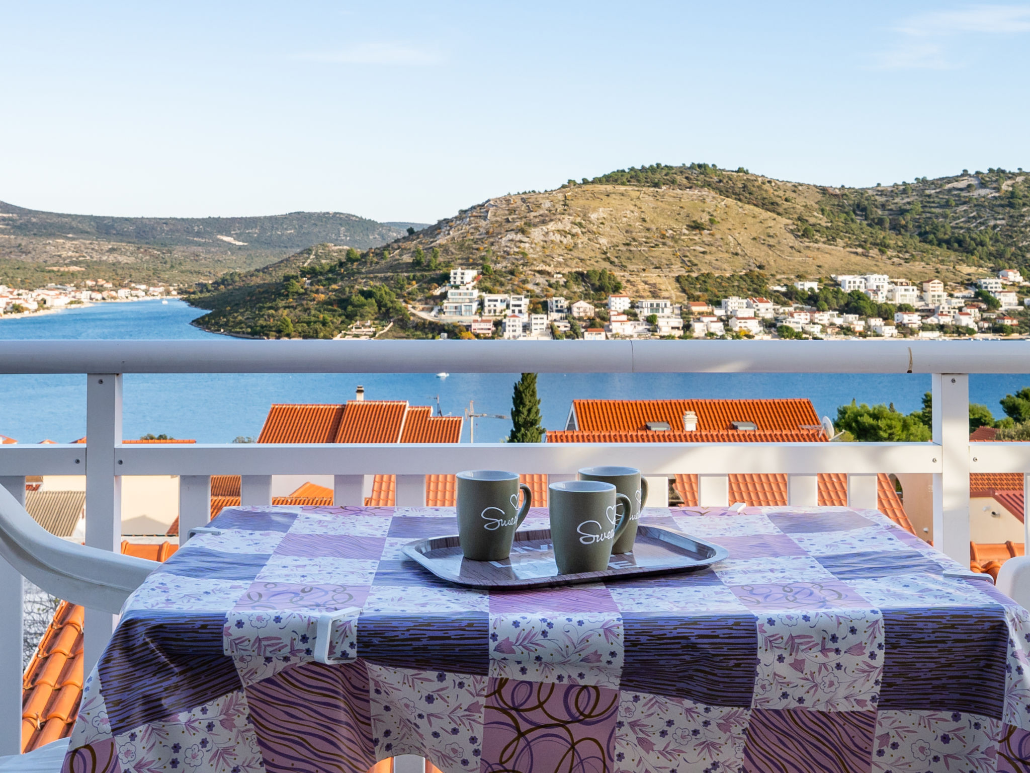 Appartement 2-kamers 42 m2, op de bovenste verdieping, op het zuidoosten gelegen. Woon-/eetkamer met 1 2-pers divanbed (160 cm, lengte 200 cm), Sat-TV (Flatscreen TV), air-conditioning. Uitgang naar h..
