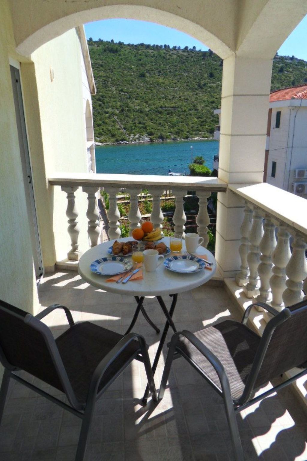 Wohnung mit Blick auf das Wasser-Image-tags.info