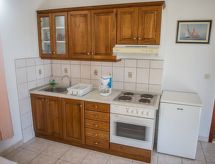 Appartement Zdravko 1: sfeervol verblijf aan zee in Rogoznica - thumbnail 3