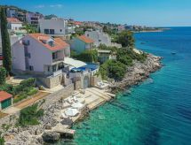 Villa Antonija: Stijlvolle villa direct aan zee met verwarmd zwembad in Ražanj - thumbnail 5