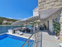 Villa Antonija: Stijlvolle villa direct aan zee met verwarmd zwembad in Ražanj - thumbnail 1