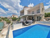Villa Antonija: Stijlvolle villa direct aan zee met verwarmd zwembad in Ražanj - thumbnail 2