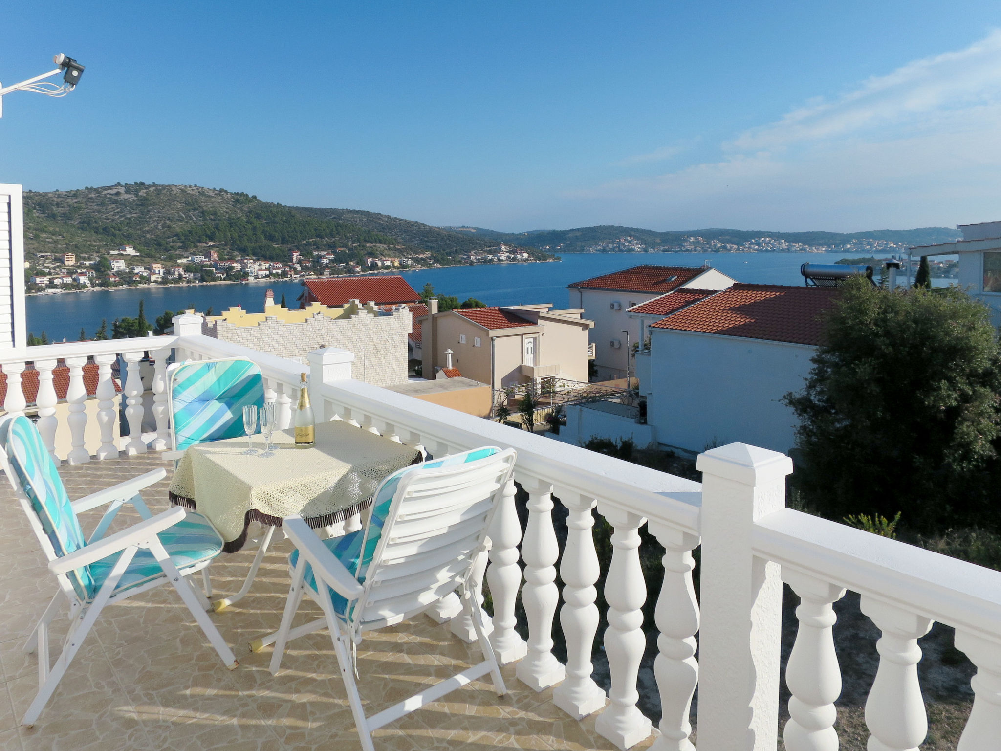 Appartement 3-kamers 120 m2 op de 2e verdieping. Woon-/eetkamer met 1 2-pers divanbed en Sat-TV (Flatscreen TV), air-conditioning. Uitgang naar het balkon. 1 kamer met 1 2-pers bed. 1 kamer met 1 2-pe..