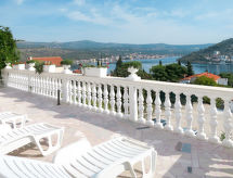 Suzi: Ruim vakantiehuis voor 8 personen aan de Dalmatische kust in Ražanj - thumbnail 1