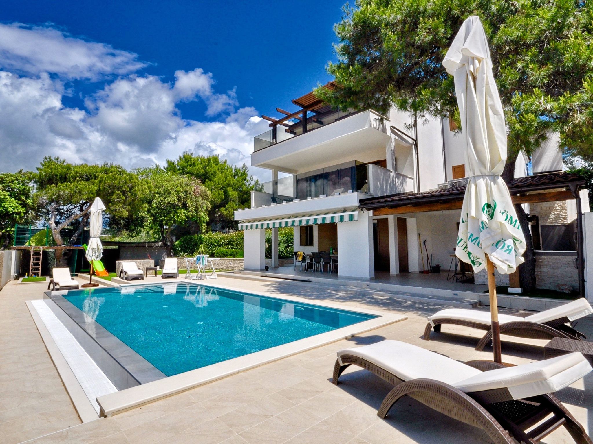 Vakantiehuis met omheinde tuin in Rogoznica/Razanj (Kroatië) 1 hond is welkom