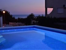 Vrijstaande bungalow met privézwembad op 150m van zee in Ražanj - thumbnail 3